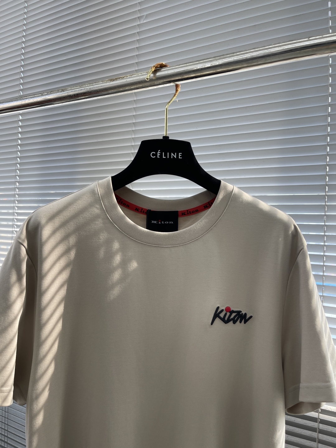 。
-KITON   25SS春夏新款莫代尔棉质混纺圆领短Tee，男士立体刺绣标识基础休闲短袖T恤衫！贸