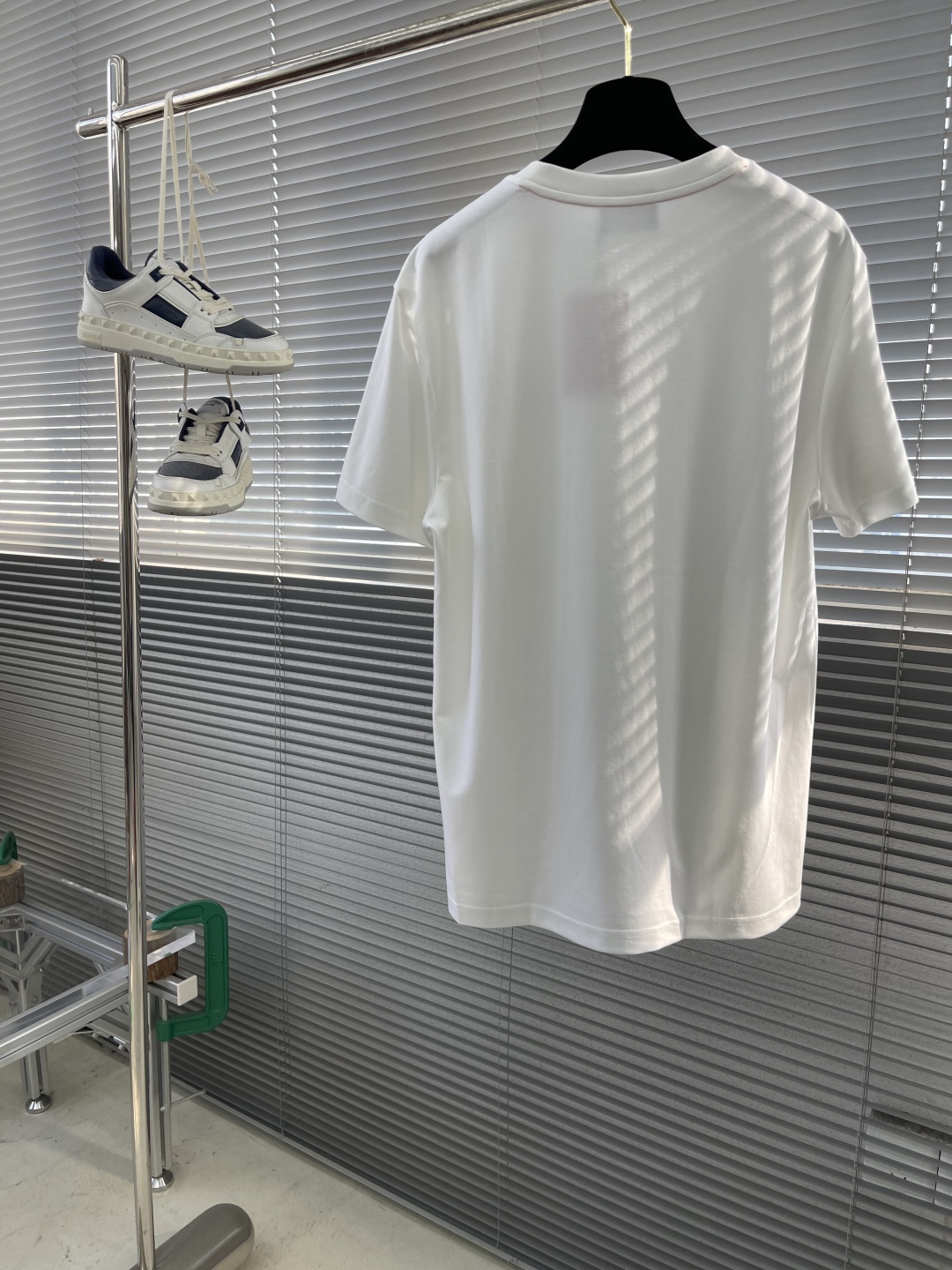 
。
-KITON   25SS春夏新款莫代尔棉质混纺圆领短Tee，男士立体刺绣标识基础休闲短袖T恤衫！