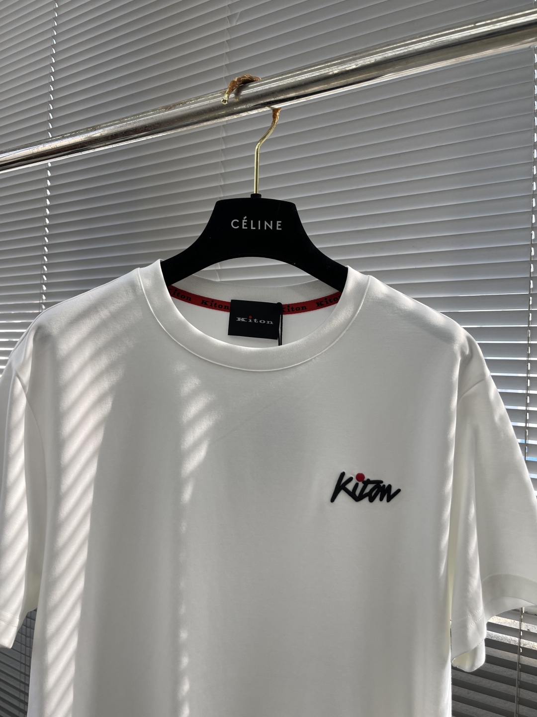 
。
-KITON   25SS春夏新款莫代尔棉质混纺圆领短Tee，男士立体刺绣标识基础休闲短袖T恤衫！