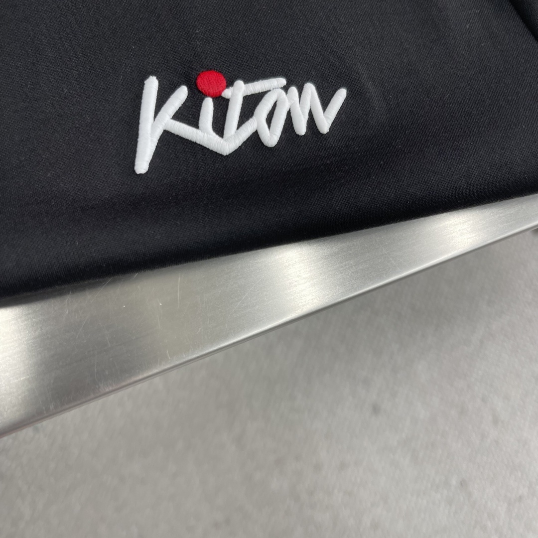 。
-KITON 25SS春夏新款莫代尔棉质混纺圆领短Tee,男士立体刺绣标识基础休闲短袖T恤衫!贸