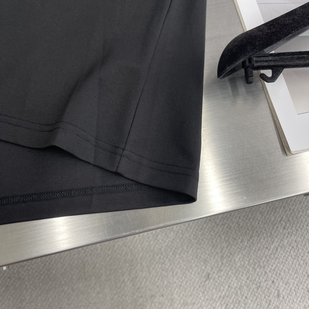 。
-KITON 25SS春夏新款莫代尔棉质混纺圆领短Tee,男士立体刺绣标识基础休闲短袖T恤衫!贸