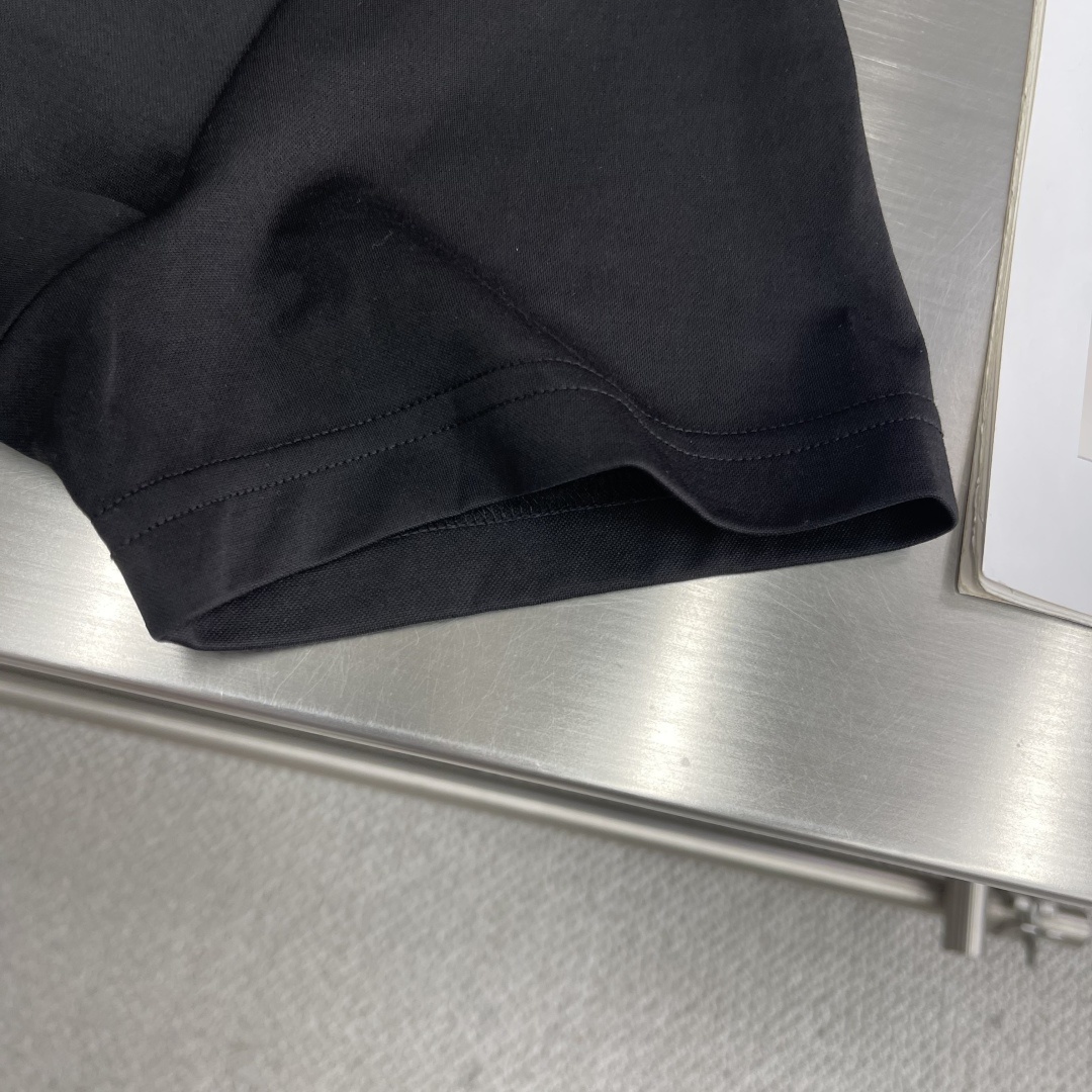 。
-KITON 25SS春夏新款莫代尔棉质混纺圆领短Tee,男士立体刺绣标识基础休闲短袖T恤衫!贸