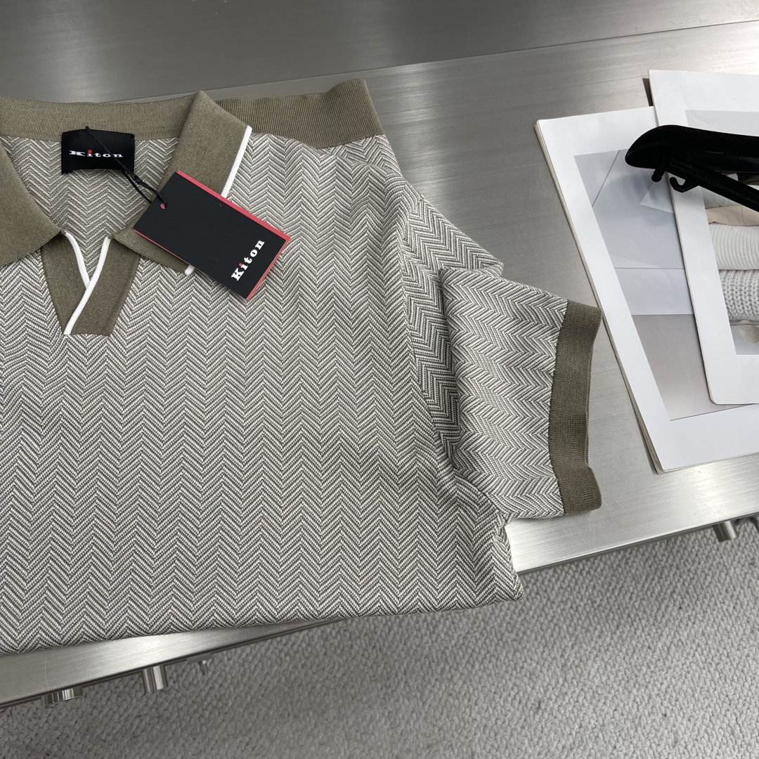 
。
-Kiton   25春夏新款完美主义者高端商务针织Polo衫，男士海鸥领撞色拼接针织马球衫。顶级
