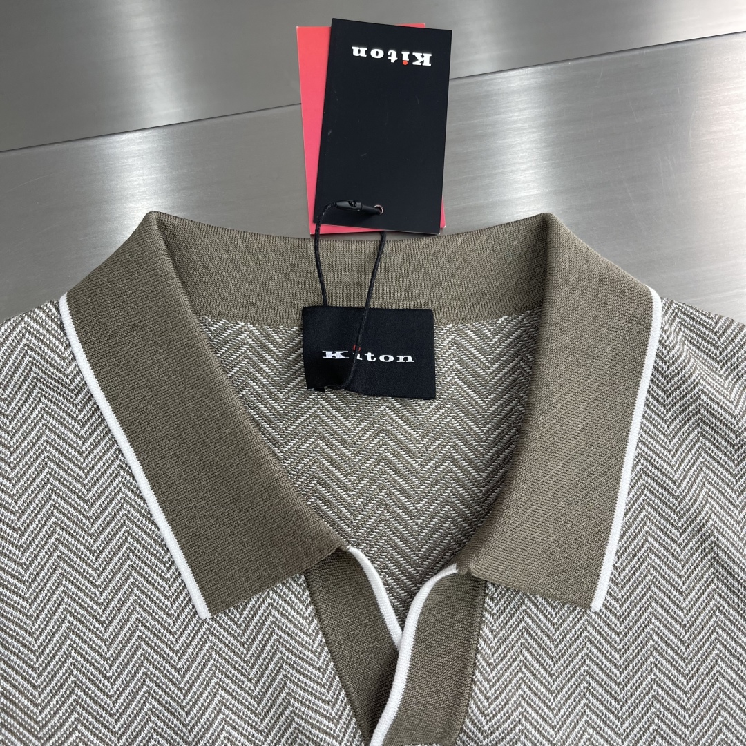 
。
-Kiton   25春夏新款完美主义者高端商务针织Polo衫，男士海鸥领撞色拼接针织马球衫。顶级