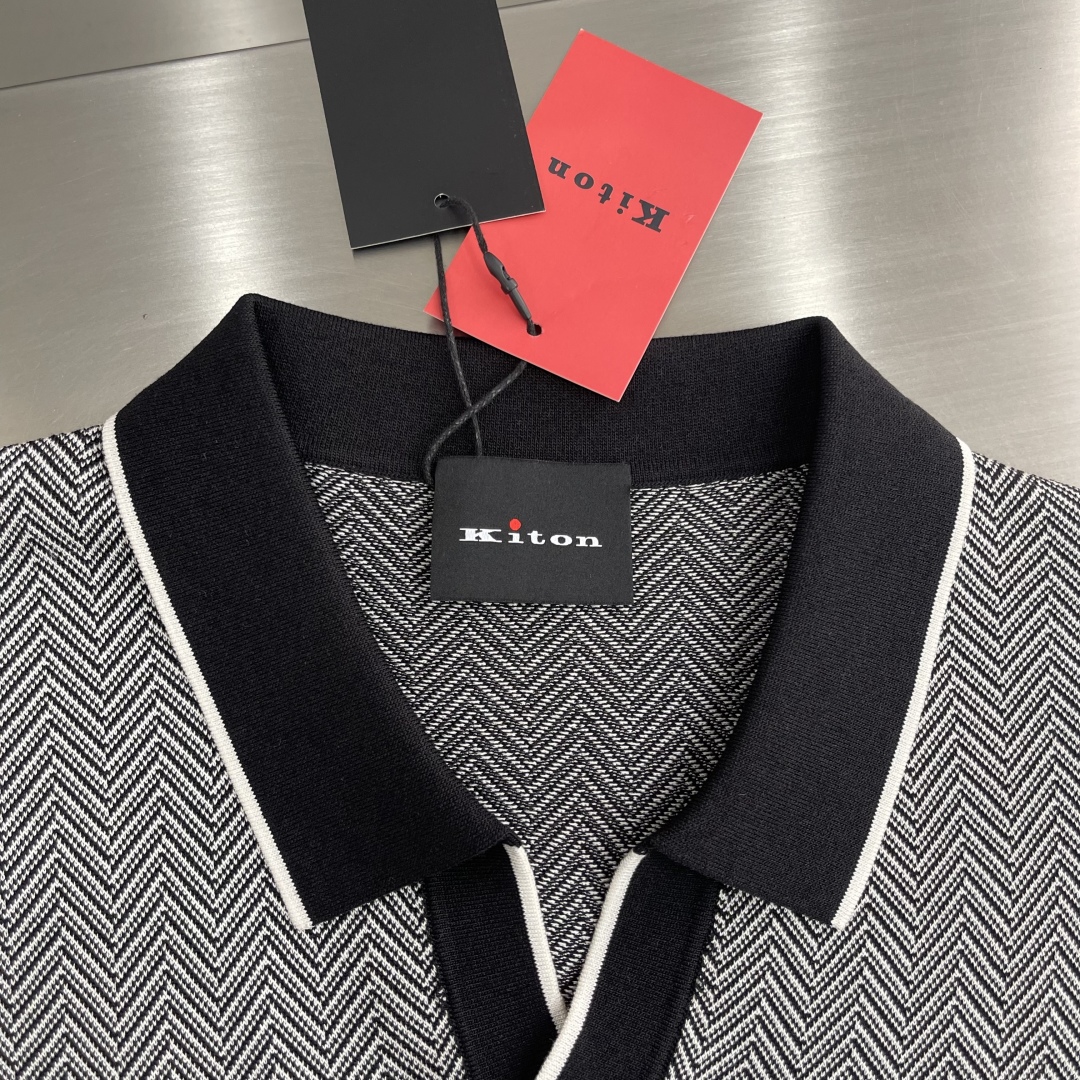 
。
-Kiton   25春夏新款完美主义者高端商务针织Polo衫，男士海鸥领撞色拼接针织马球衫。顶级