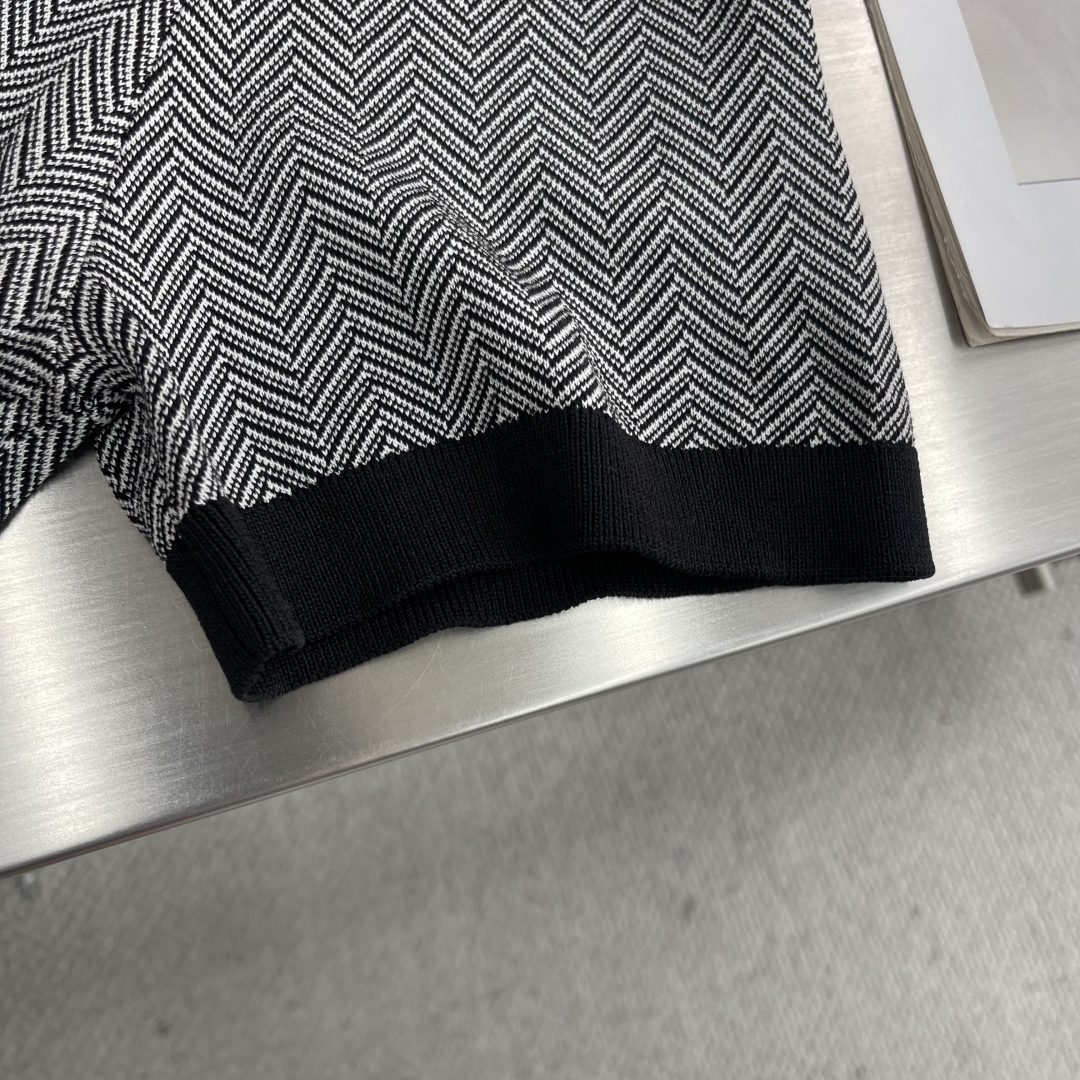 
。
-Kiton   25春夏新款完美主义者高端商务针织Polo衫，男士海鸥领撞色拼接针织马球衫。顶级