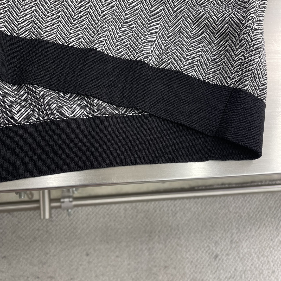 
。
-Kiton   25春夏新款完美主义者高端商务针织Polo衫，男士海鸥领撞色拼接针织马球衫。顶级