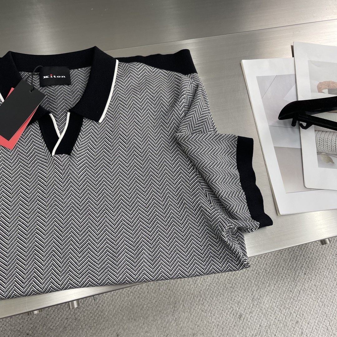 
。
-Kiton   25春夏新款完美主义者高端商务针织Polo衫，男士海鸥领撞色拼接针织马球衫。顶级
