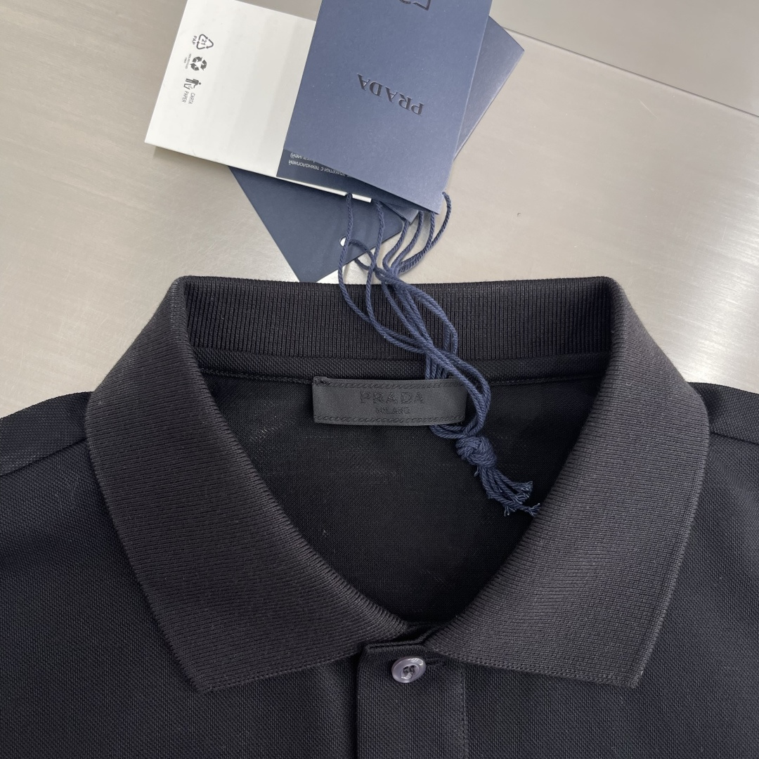 -PRAD 三角徽标装饰棉质Polo衫这款棉质Polo衫呈现充满运动活力的休闲造型，勾勒出经典条。短袖设