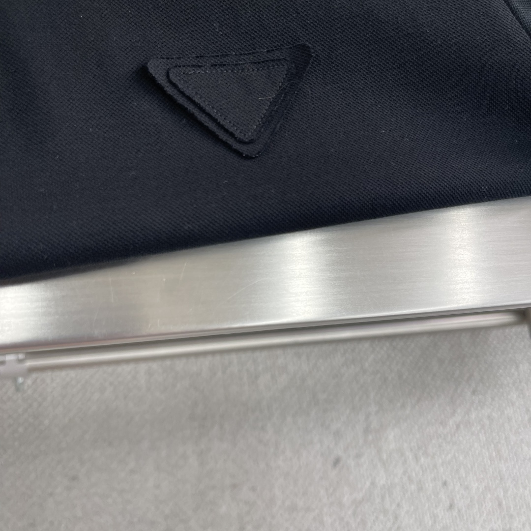 -PRAD 三角徽标装饰棉质Polo衫这款棉质Polo衫呈现充满运动活力的休闲造型，勾勒出经典条。短袖设