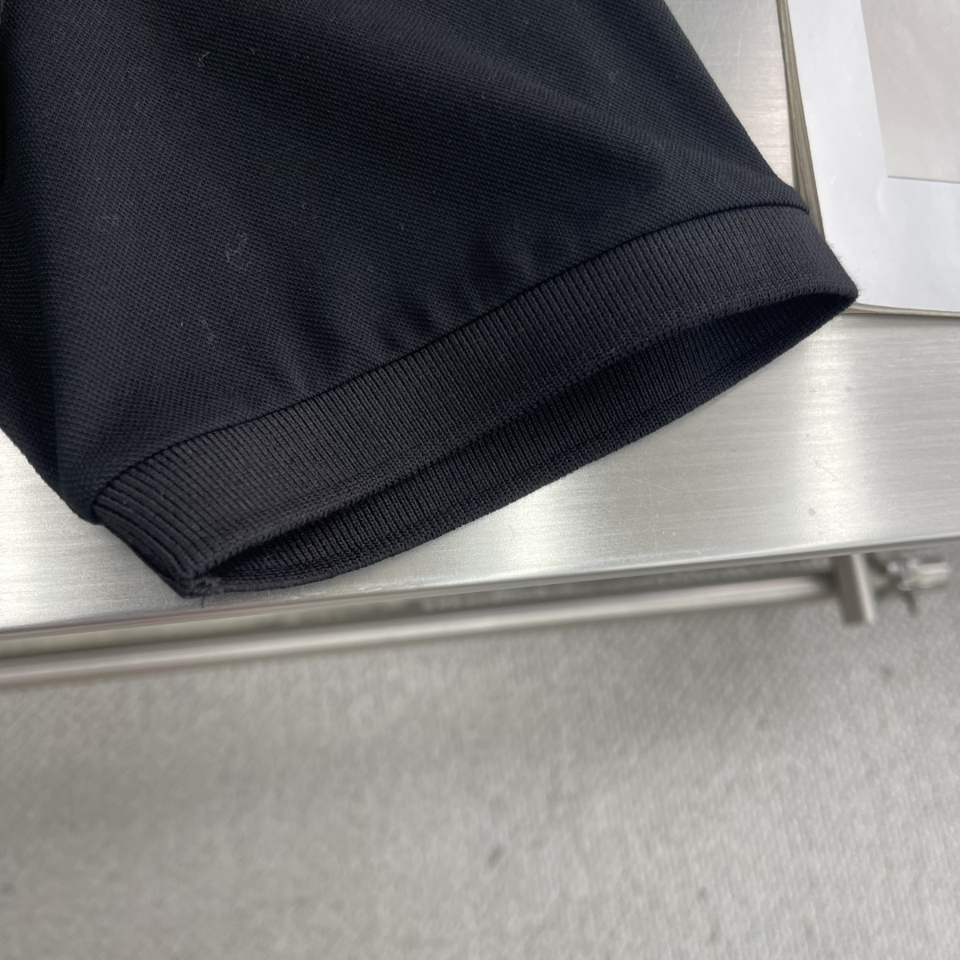 -PRAD 三角徽标装饰棉质Polo衫这款棉质Polo衫呈现充满运动活力的休闲造型，勾勒出经典条。短袖设