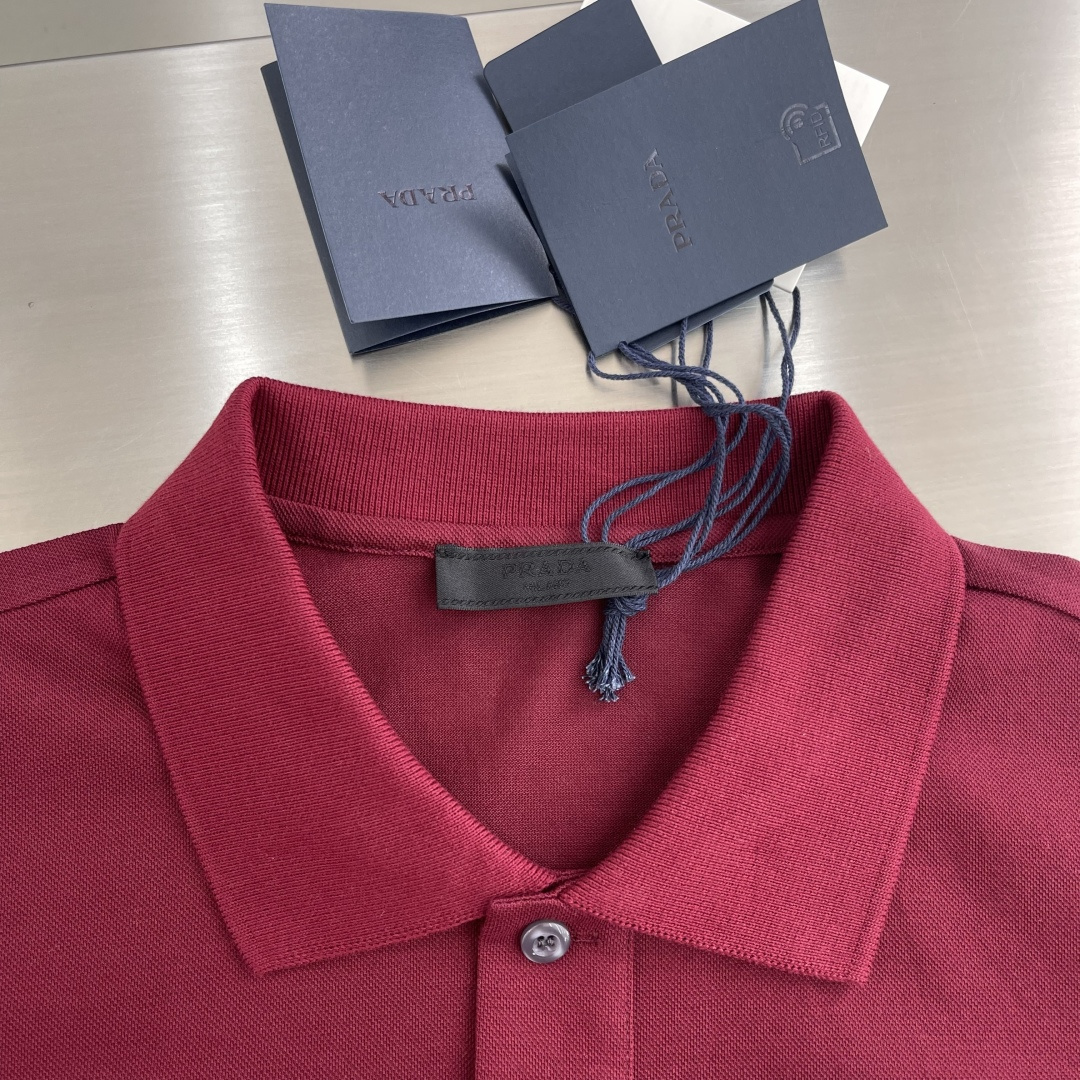 -PRAD 三角徽标装饰棉质Polo衫这款棉质Polo衫呈现充满运动活力的休闲造型，勾勒出经典条。短袖设