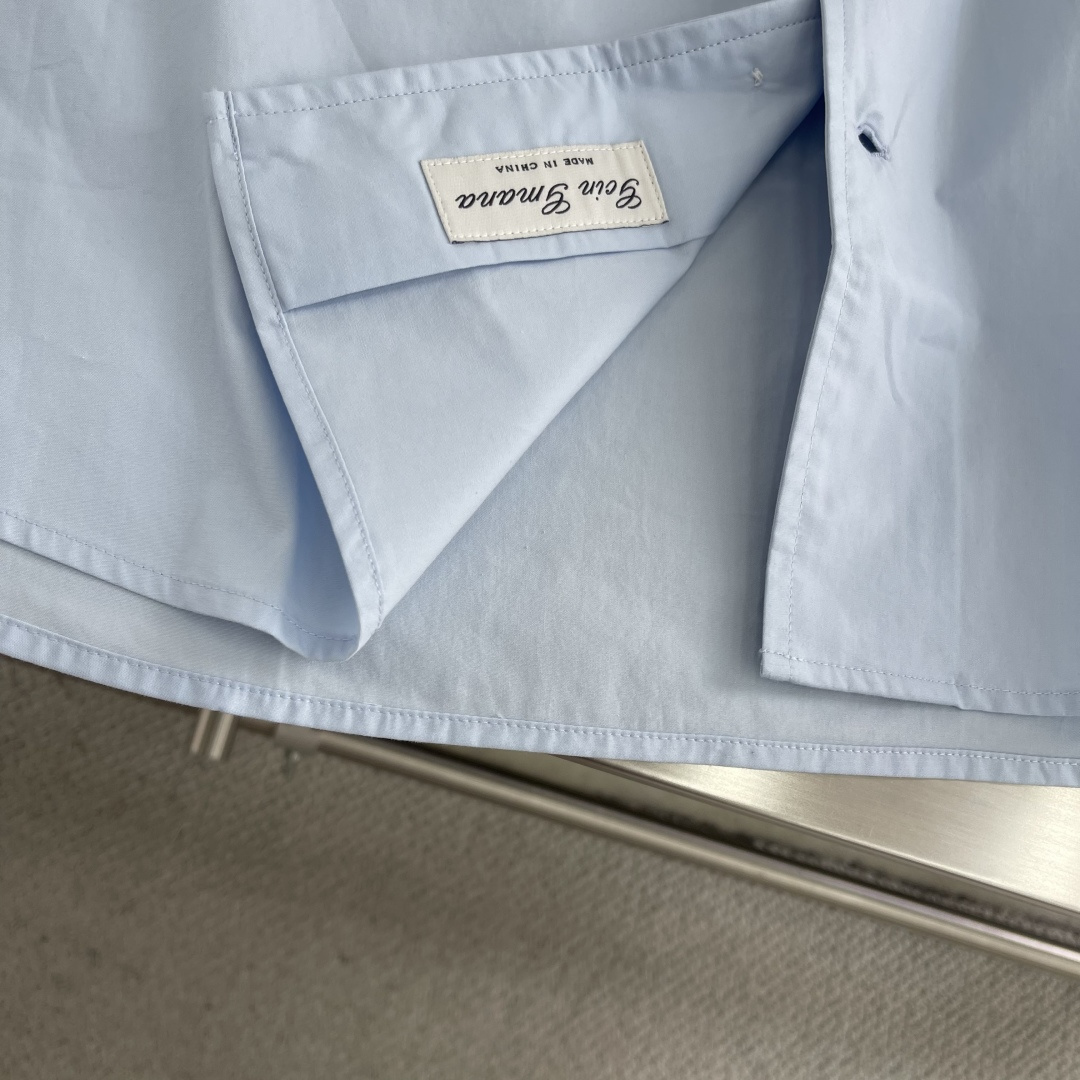 -Loro Piana 26SS新款衬衫这款衬衣采用100%纯棉面料制作而成，珍珠贝壳纽扣开合，袖口设有