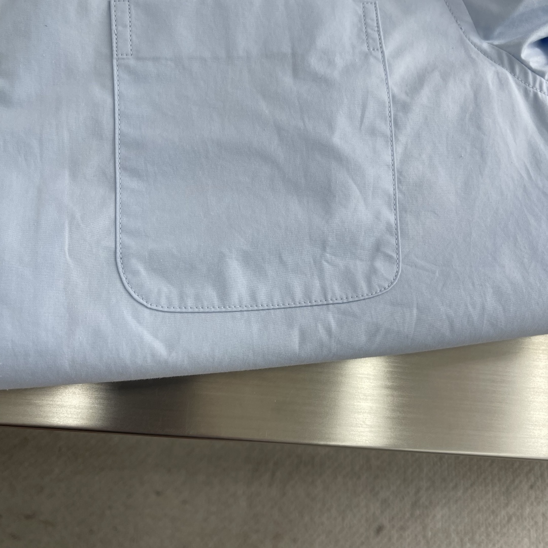 -Loro Piana 26SS新款衬衫这款衬衣采用100%纯棉面料制作而成，珍珠贝壳纽扣开合，袖口设有