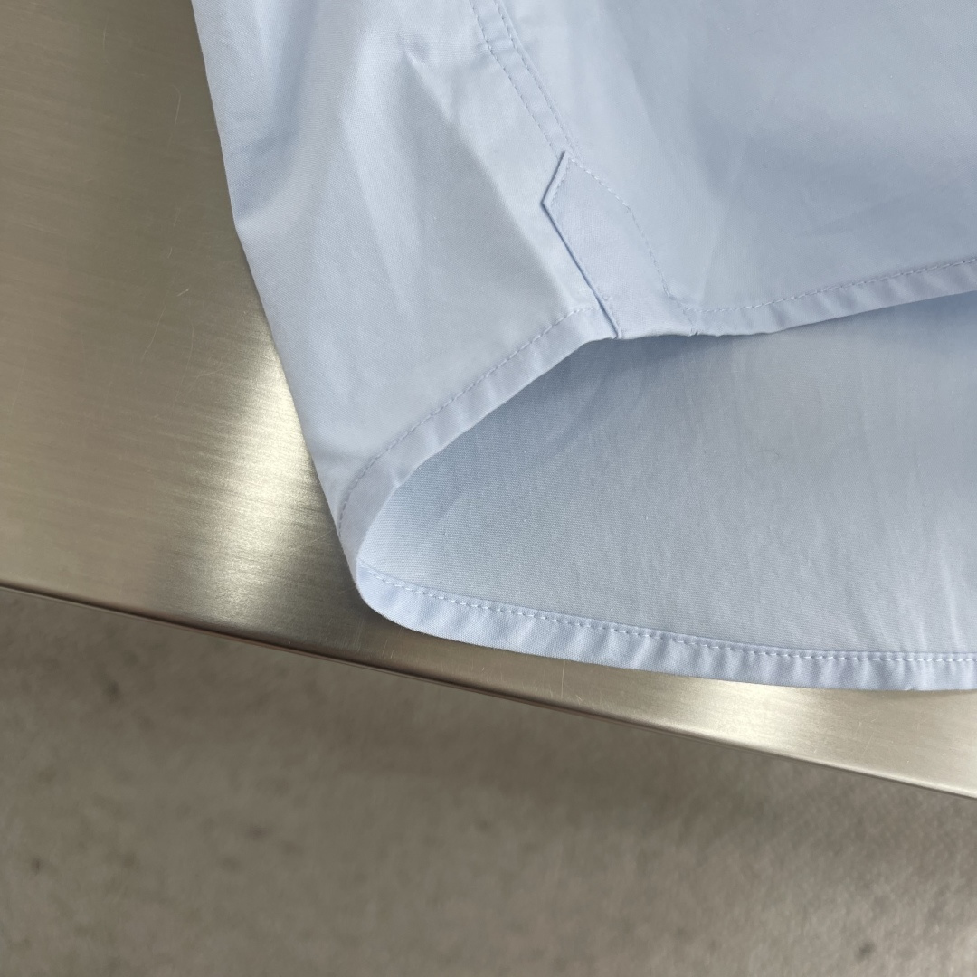 -Loro Piana 26SS新款衬衫这款衬衣采用100%纯棉面料制作而成，珍珠贝壳纽扣开合，袖口设有