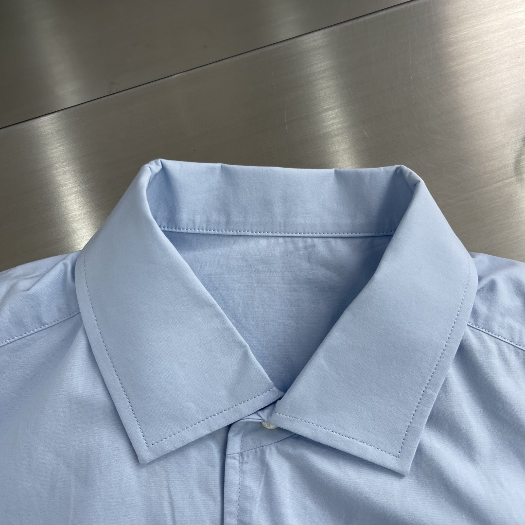-Loro Piana 26SS新款衬衫这款衬衣采用100%纯棉面料制作而成，珍珠贝壳纽扣开合，袖口设有