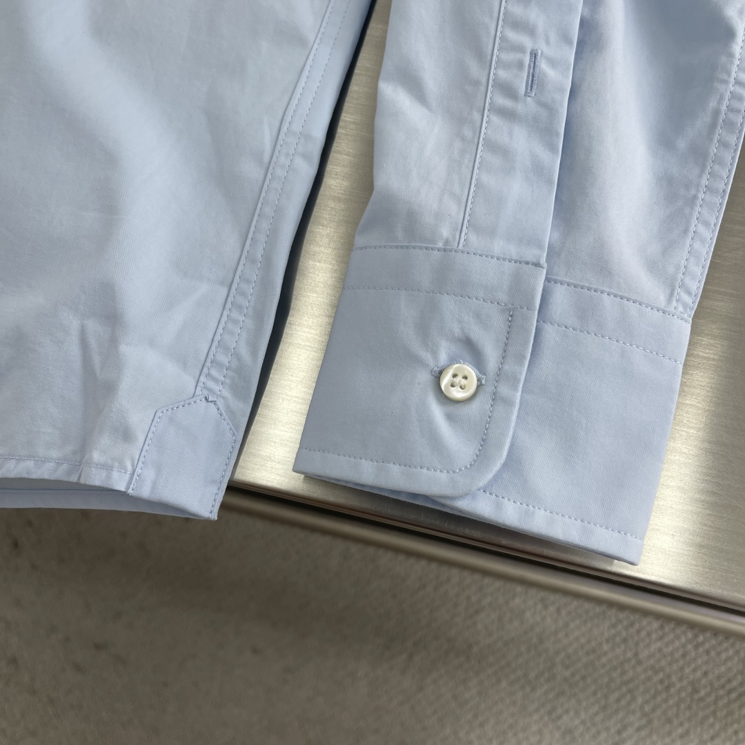 -Loro Piana 26SS新款衬衫这款衬衣采用100%纯棉面料制作而成，珍珠贝壳纽扣开合，袖口设有