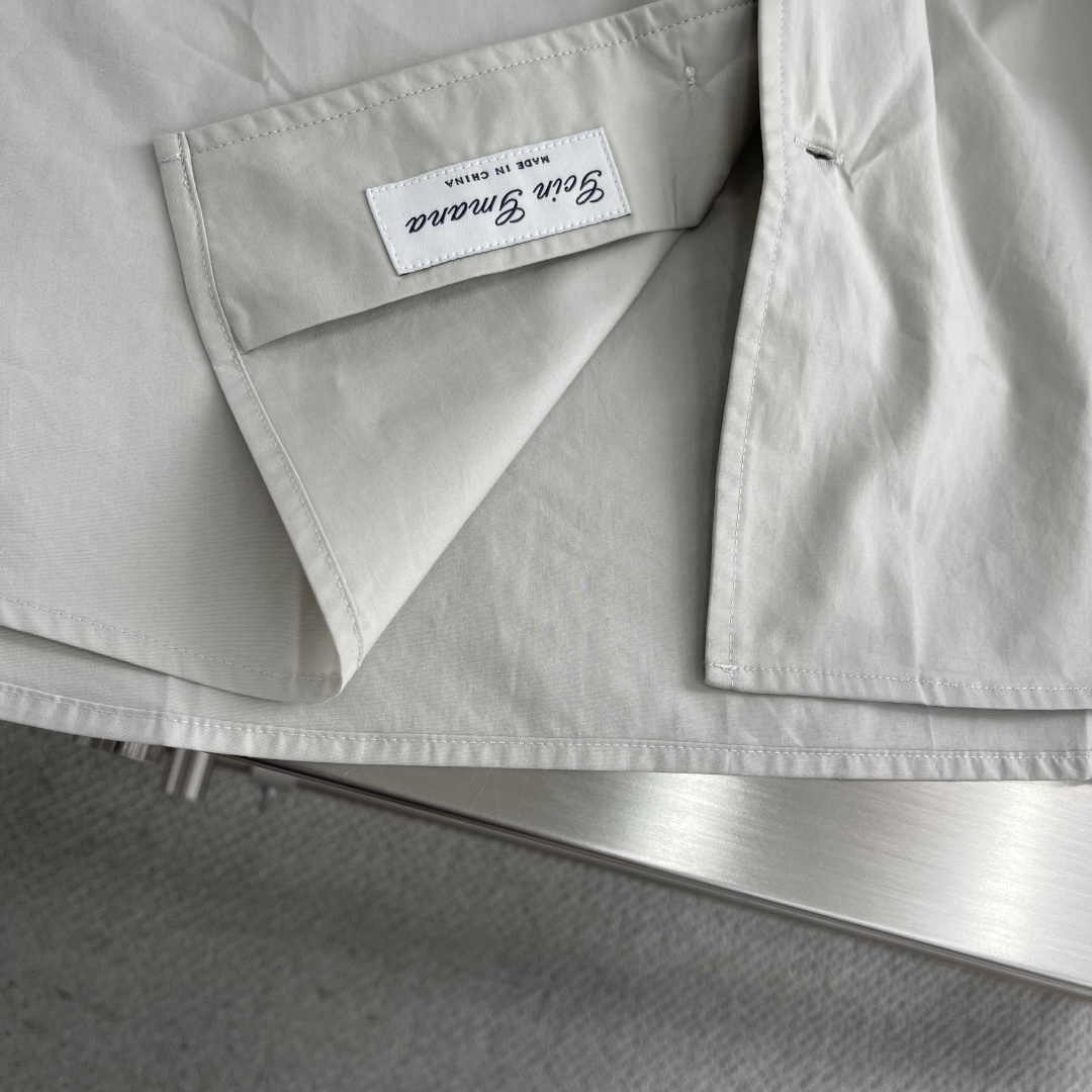 -Loro Piana 26SS新款衬衫这款衬衣采用100%纯棉面料制作而成，珍珠贝壳纽扣开合，袖口设有