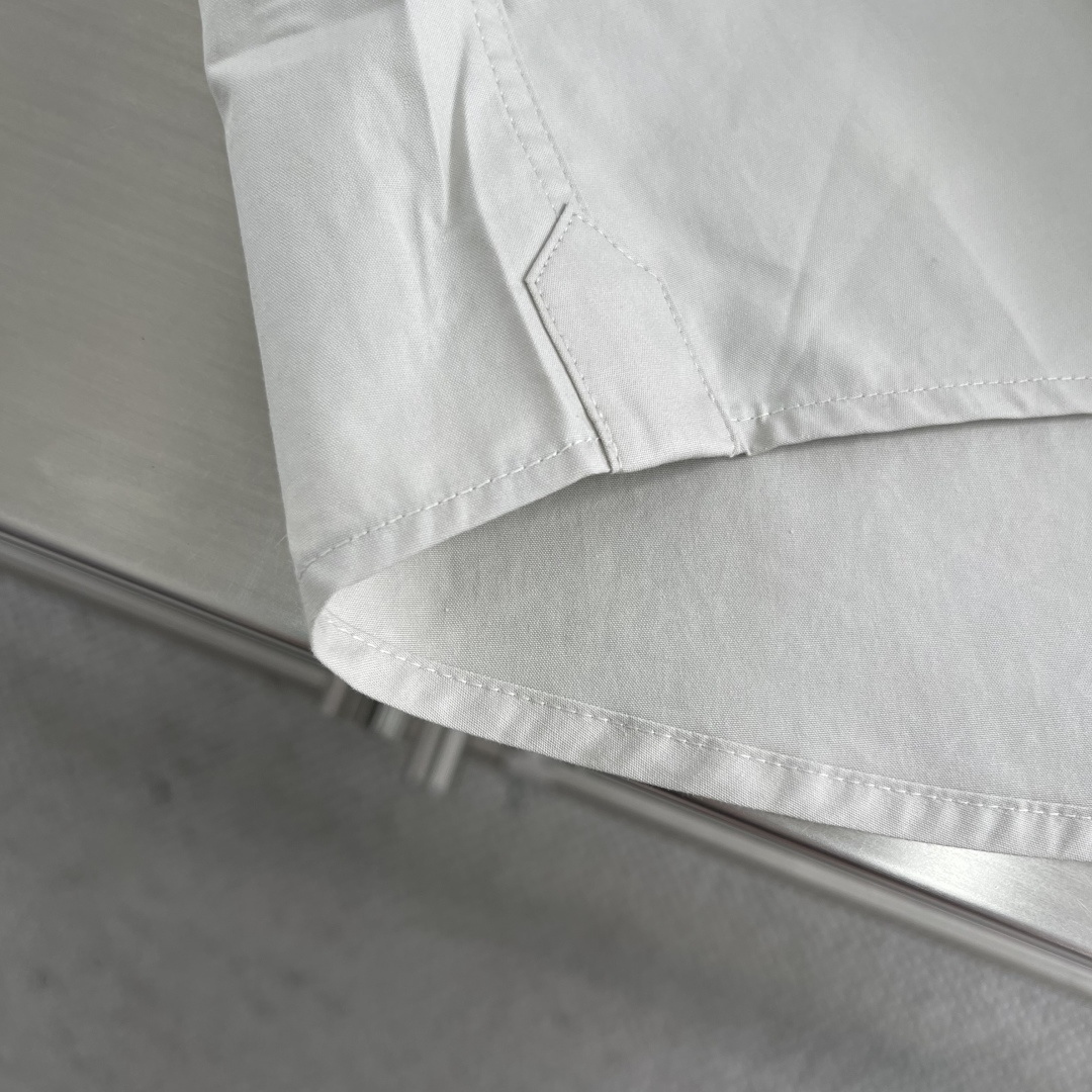 -Loro Piana 26SS新款衬衫这款衬衣采用100%纯棉面料制作而成，珍珠贝壳纽扣开合，袖口设有