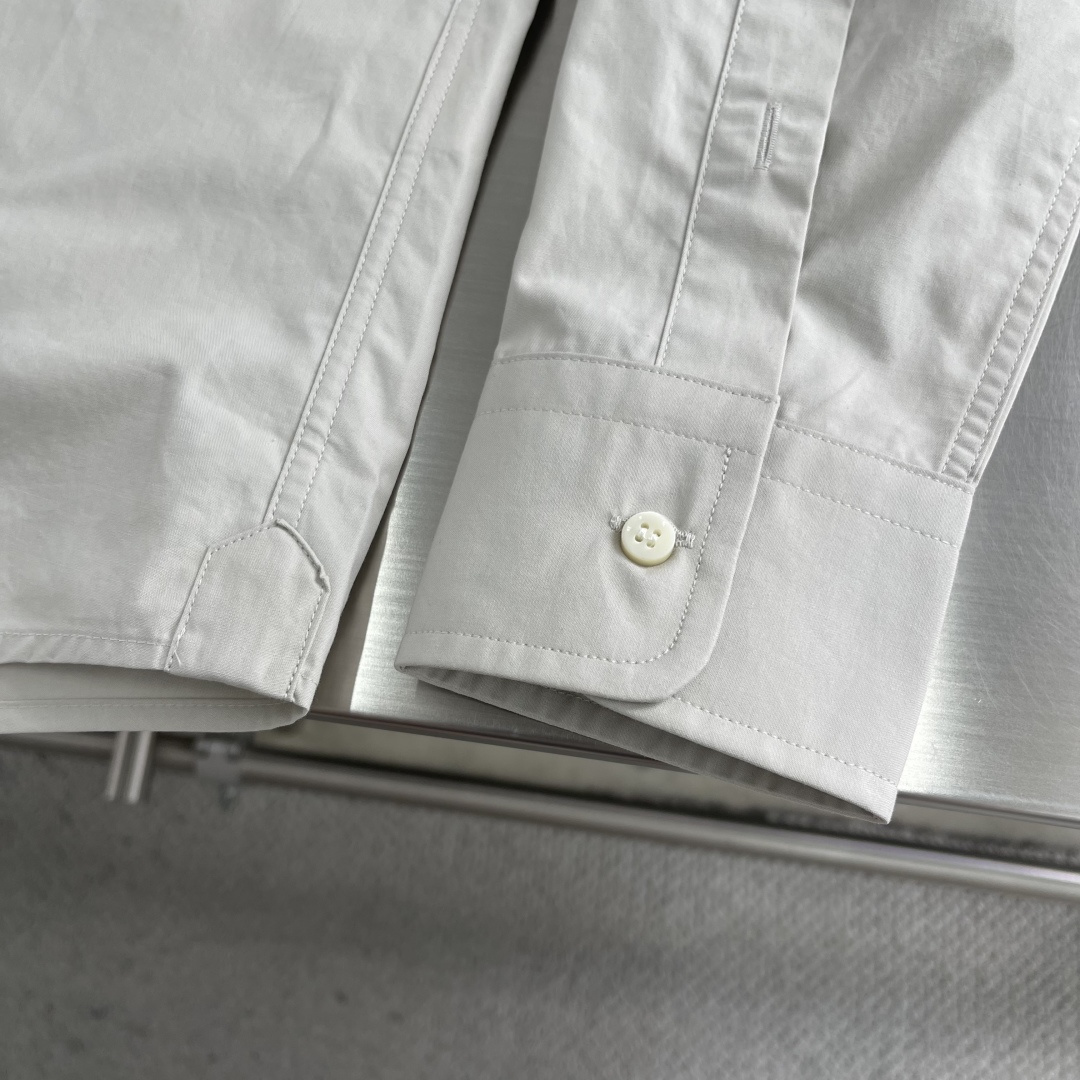 -Loro Piana 26SS新款衬衫这款衬衣采用100%纯棉面料制作而成，珍珠贝壳纽扣开合，袖口设有