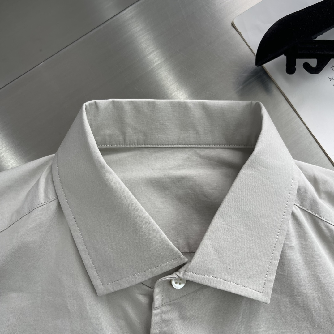 -Loro Piana 26SS新款衬衫这款衬衣采用100%纯棉面料制作而成，珍珠贝壳纽扣开合，袖口设有