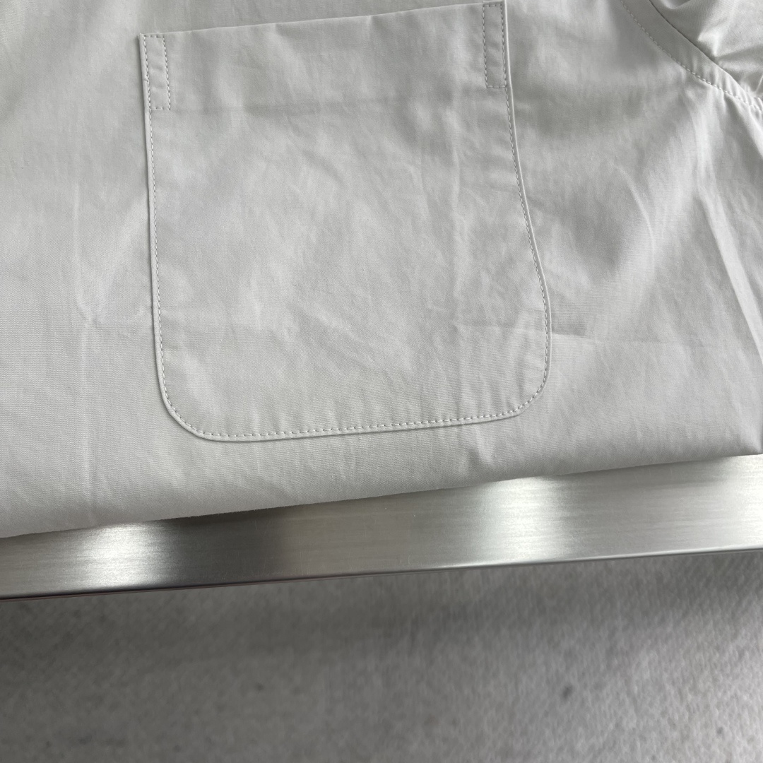 -Loro Piana 26SS新款衬衫这款衬衣采用100%纯棉面料制作而成，珍珠贝壳纽扣开合，袖口设有