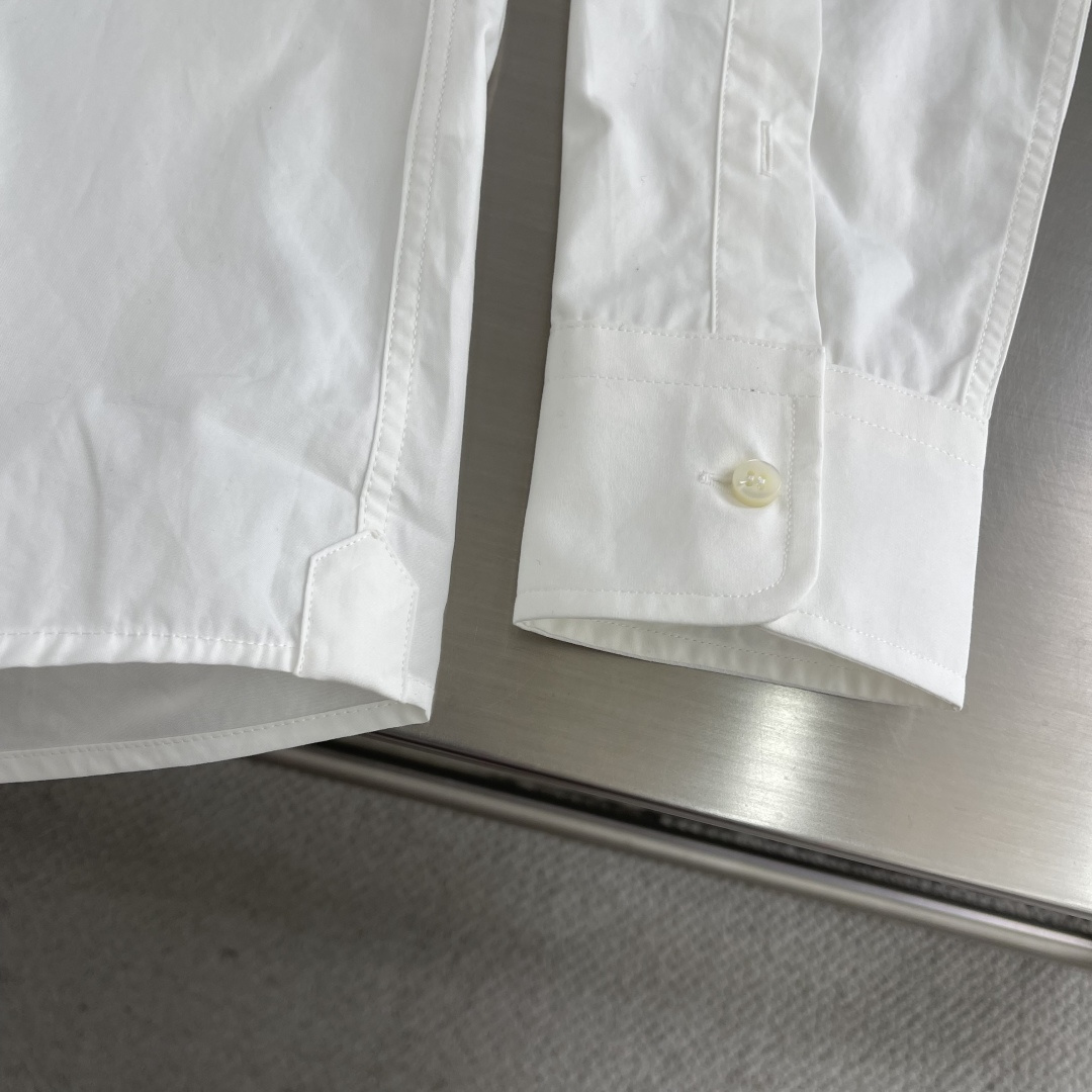 -Loro Piana 26SS新款衬衫这款衬衣采用100%纯棉面料制作而成，珍珠贝壳纽扣开合，袖口设有