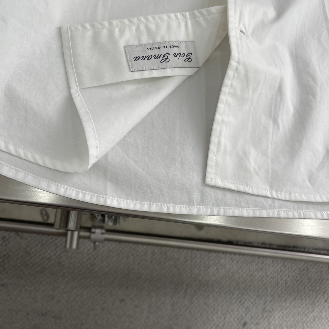 -Loro Piana 26SS新款衬衫这款衬衣采用100%纯棉面料制作而成，珍珠贝壳纽扣开合，袖口设有