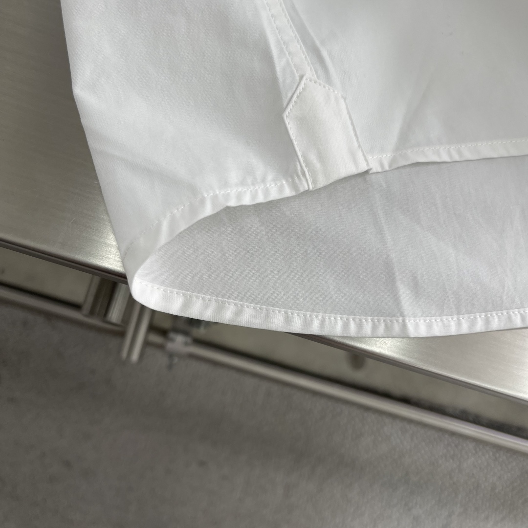 -Loro Piana 26SS新款衬衫这款衬衣采用100%纯棉面料制作而成，珍珠贝壳纽扣开合，袖口设有