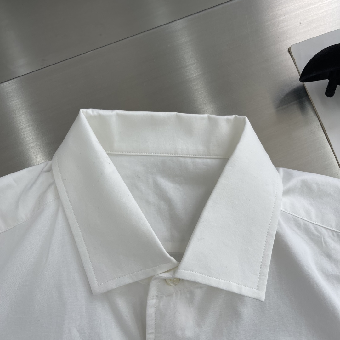 -Loro Piana 26SS新款衬衫这款衬衣采用100%纯棉面料制作而成，珍珠贝壳纽扣开合，袖口设有
