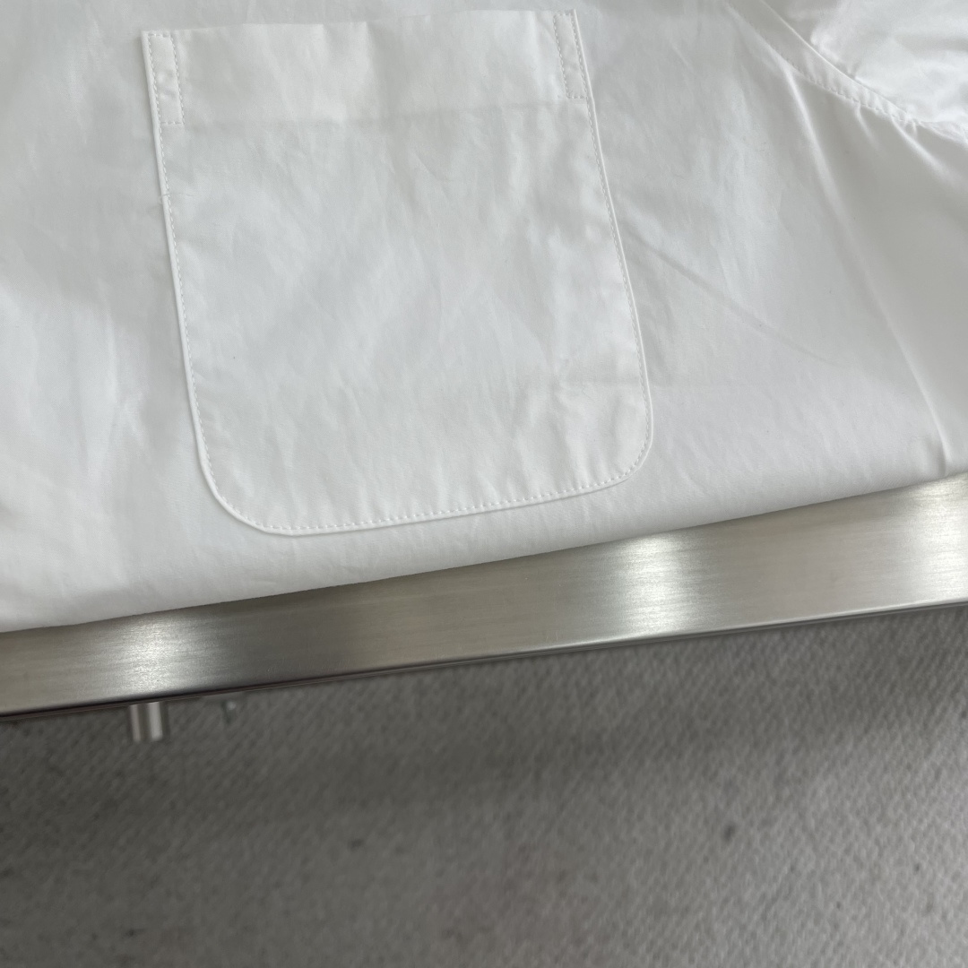 -Loro Piana 26SS新款衬衫这款衬衣采用100%纯棉面料制作而成，珍珠贝壳纽扣开合，袖口设有
