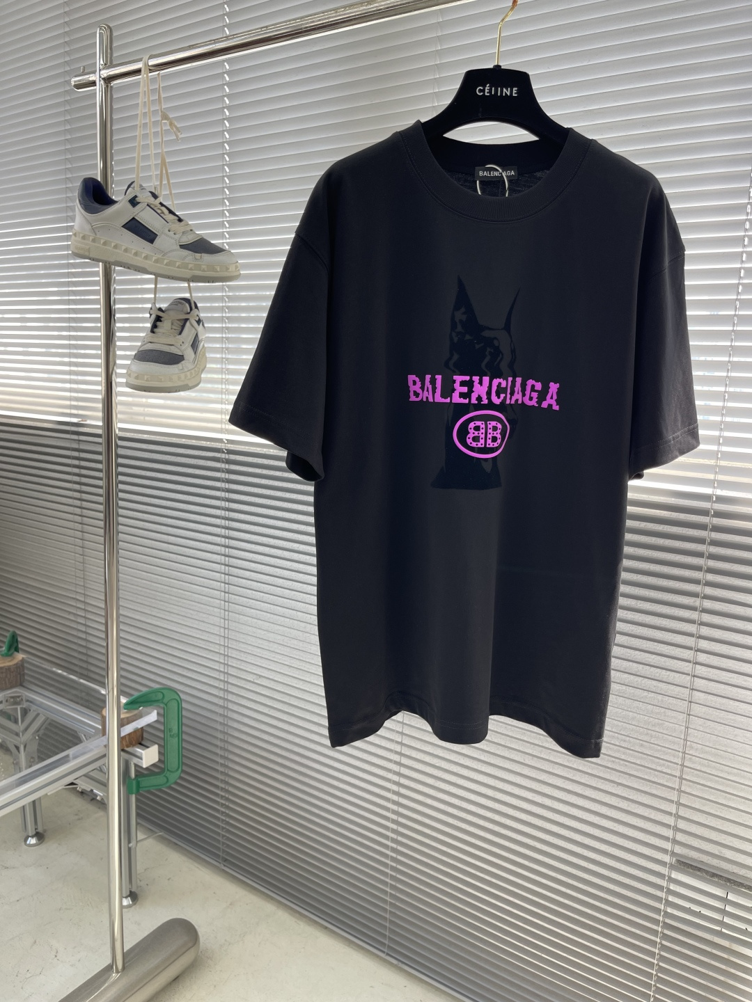 NO:444016,-Balenciag Printed Fabric Puppy Short Sleeve T-shirt Customized 280g cotton fabric, soft fabric, skin-friendly and comfortable. It cleverly combines the brand's iconic elements with modern trends, showing the unique brand charm and the wearer's personality style. Men and women's same size. Number XS~L,,balenciaga, T-shirt,tees, t-shirt,alexander wang19860909-Balenciag 印花织物小狗短袖T恤 定制280克全棉面料,面料柔软,亲肤舒适 它巧妙地将品牌标志性的元素与现代潮流趋势相结合,展现了独特的品牌魅力与穿着者的个性风采. 男女同款 码数XS～L,,balenciaga,T-shirt,tees，t-shirt,alexander wang,Men's clothing