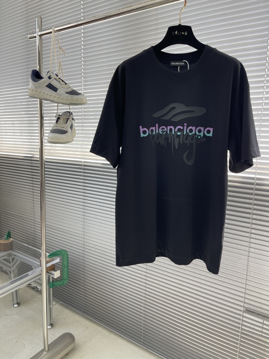 NO:444007,-Balenciag printed micro stamp logo short-sleeved T-shirt is made of 300 grams of cotton fabric. The fabric has been washed and treated to make the feel more comfortable. It is skin-friendly and breathable and cannot be pilled!  Customized color thread simple and classic style design, the whole piece of clothing is neat and flat, the upper body is casual and comfortable, the upper body is printed, the elements are fusion, and the comfort of both the upper body is incomparable, interpreting your luxury and taste, creating the charm of your fashion style. The same model for men and women. Number of numbers XS-L,,balenciaga,T-shirt,tees,t-shirt,alexander wang19860909-Balenciag 印花微章标识短袖T恤 采用300克全棉面料,面料经过洗水处理,手感更加舒适.亲肤透气不起球！定制对色螺纹简约经典版型设计,整件衣服车工走线整齐平整,上身休闲舒适 微章标识印花 元素融合打造,无论是上身舒适度都是无可比拟的存在,诠释你的奢华与品位,打造你的时尚风情魅力所在 男女同款 码数XS- L,,balenciaga,T-shirt,tees，t-shirt,alexander wang,Men's clothing