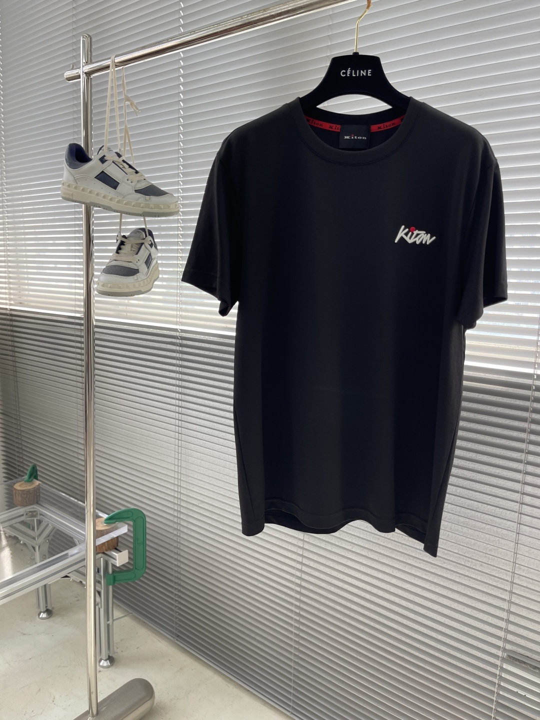 。
-KITON 25SS春夏新款莫代尔棉质混纺圆领短Tee,男士立体刺绣标识基础休闲短袖T恤衫!贸