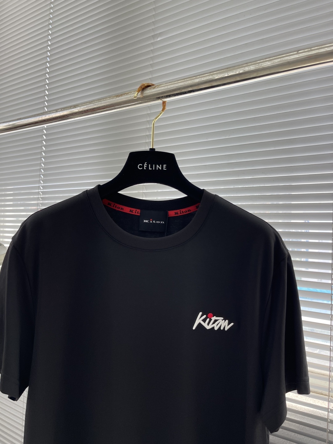 。
-KITON 25SS春夏新款莫代尔棉质混纺圆领短Tee,男士立体刺绣标识基础休闲短袖T恤衫!贸