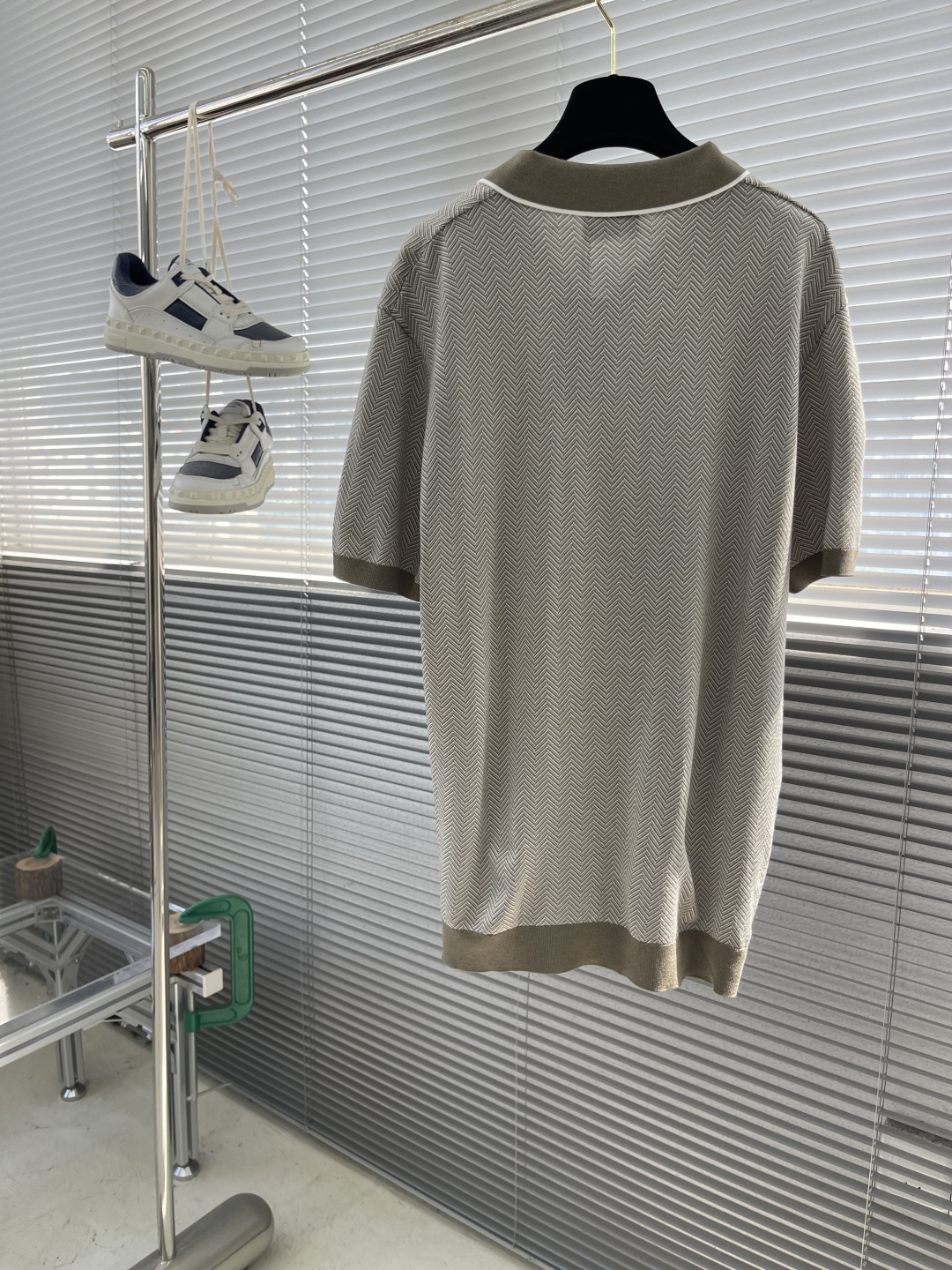 
。
-Kiton   25春夏新款完美主义者高端商务针织Polo衫，男士海鸥领撞色拼接针织马球衫。顶级