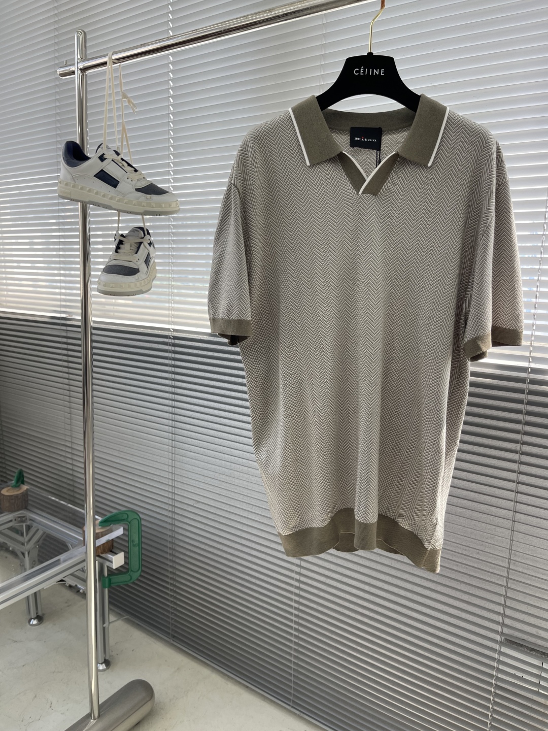 
。
-Kiton   25春夏新款完美主义者高端商务针织Polo衫，男士海鸥领撞色拼接针织马球衫。顶级