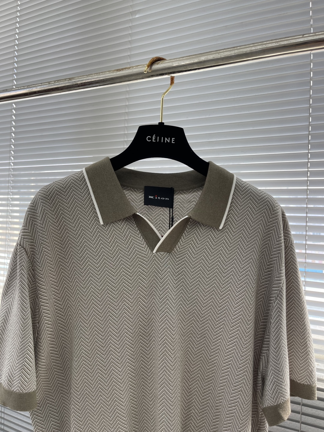 
。
-Kiton   25春夏新款完美主义者高端商务针织Polo衫，男士海鸥领撞色拼接针织马球衫。顶级