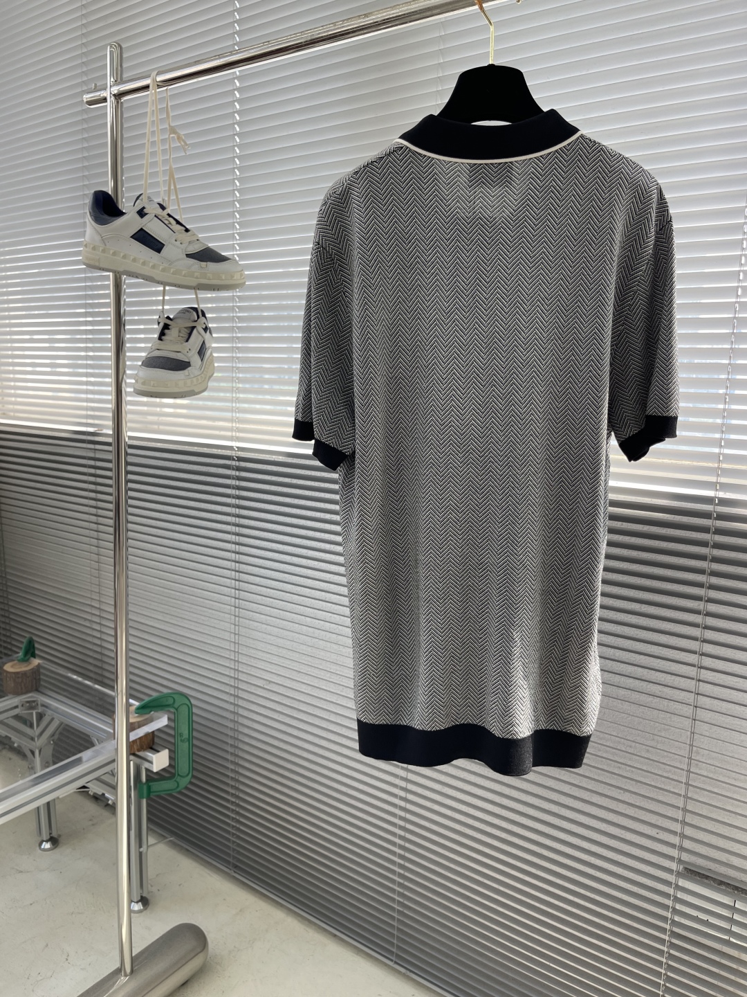 
。
-Kiton   25春夏新款完美主义者高端商务针织Polo衫，男士海鸥领撞色拼接针织马球衫。顶级