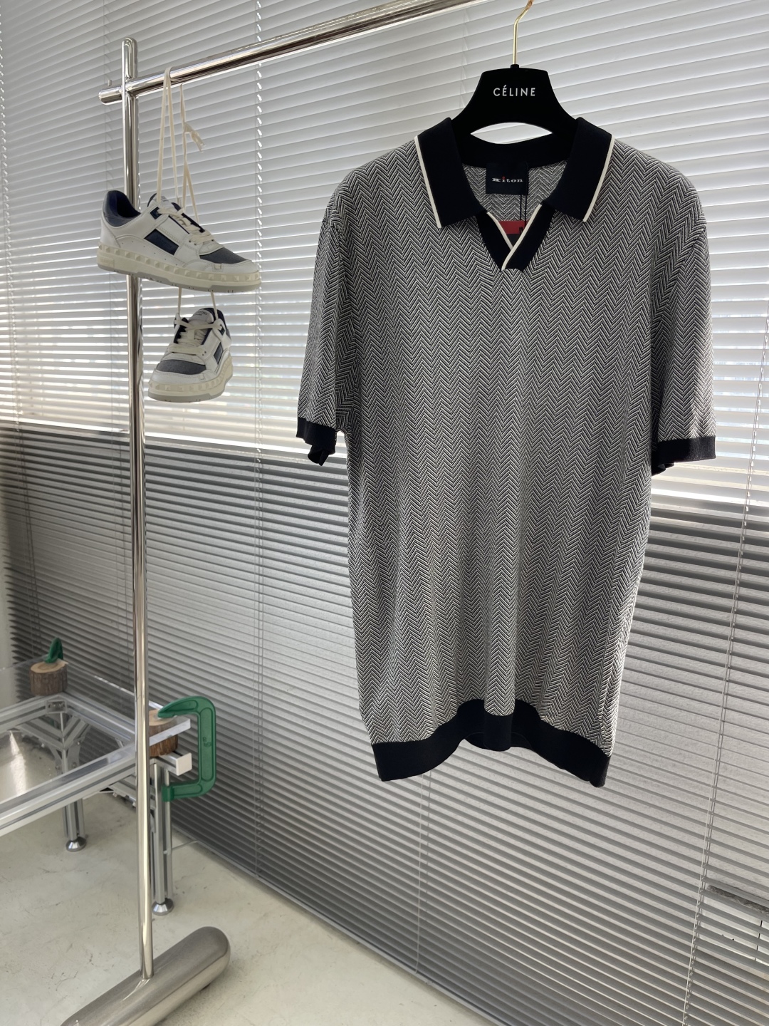 
。
-Kiton   25春夏新款完美主义者高端商务针织Polo衫，男士海鸥领撞色拼接针织马球衫。顶级