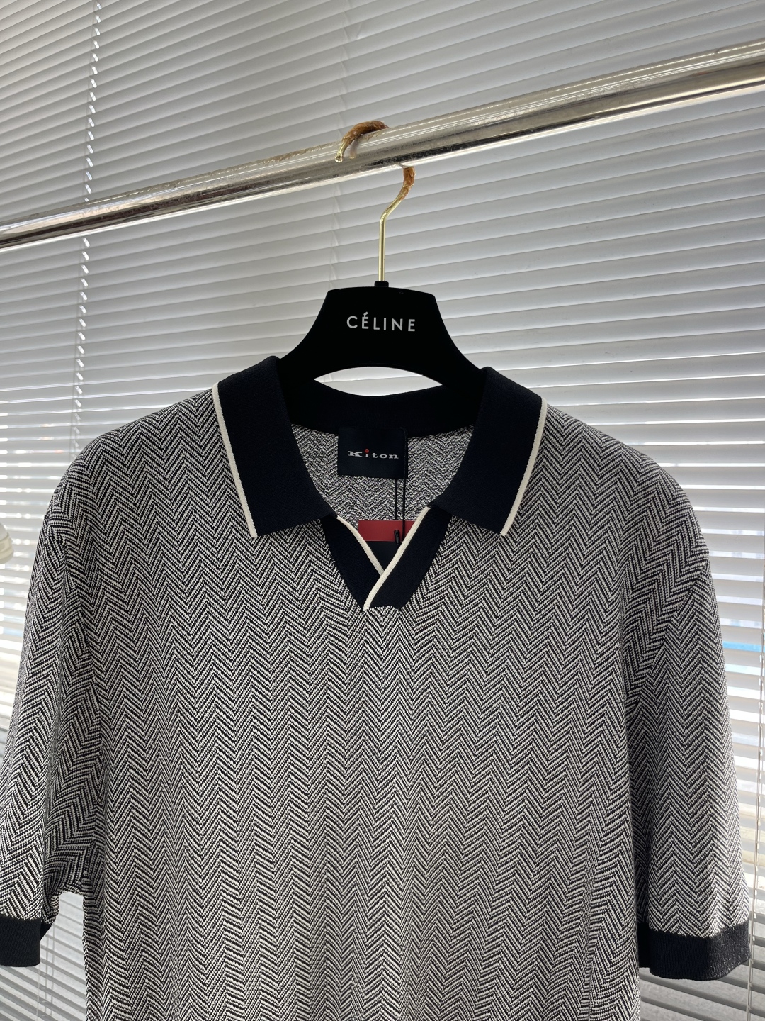 
。
-Kiton   25春夏新款完美主义者高端商务针织Polo衫，男士海鸥领撞色拼接针织马球衫。顶级
