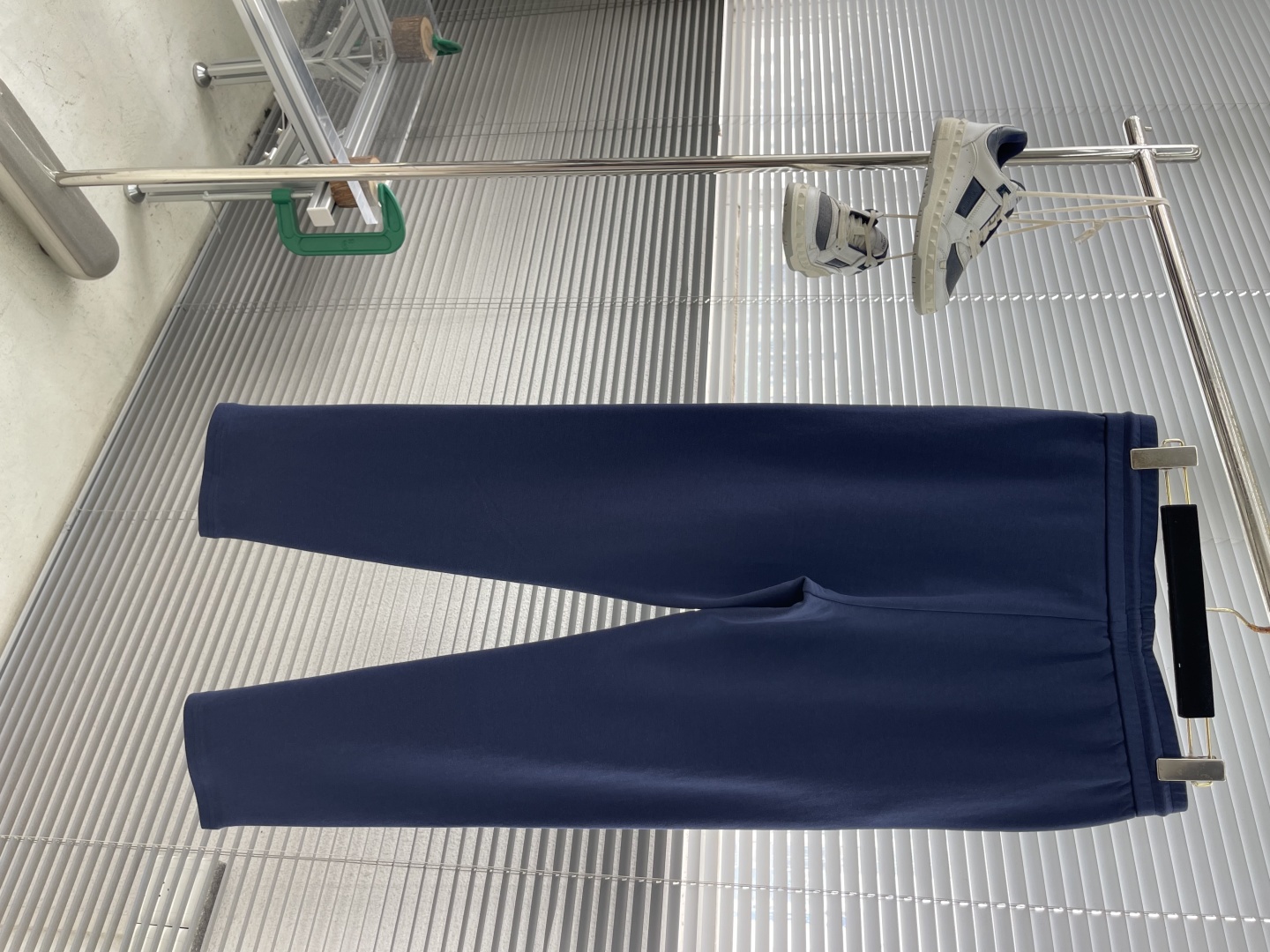 。
-Kiton   2025春夏新款男士时尚休闲抽绳百搭纯棉休闲裤卫裤慢跑裤。被誉为时装手工界的典范，
