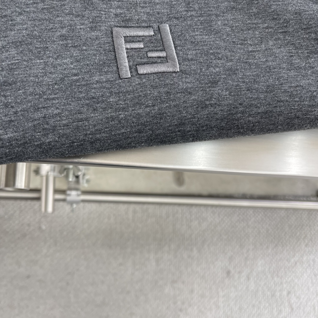 -FEND FF刺绣兜帽卫衣定制双层奢柔空气棉 触感柔软 舒适贴肤 身以深邃的深灰色铺陈 恰到好处的沉稳