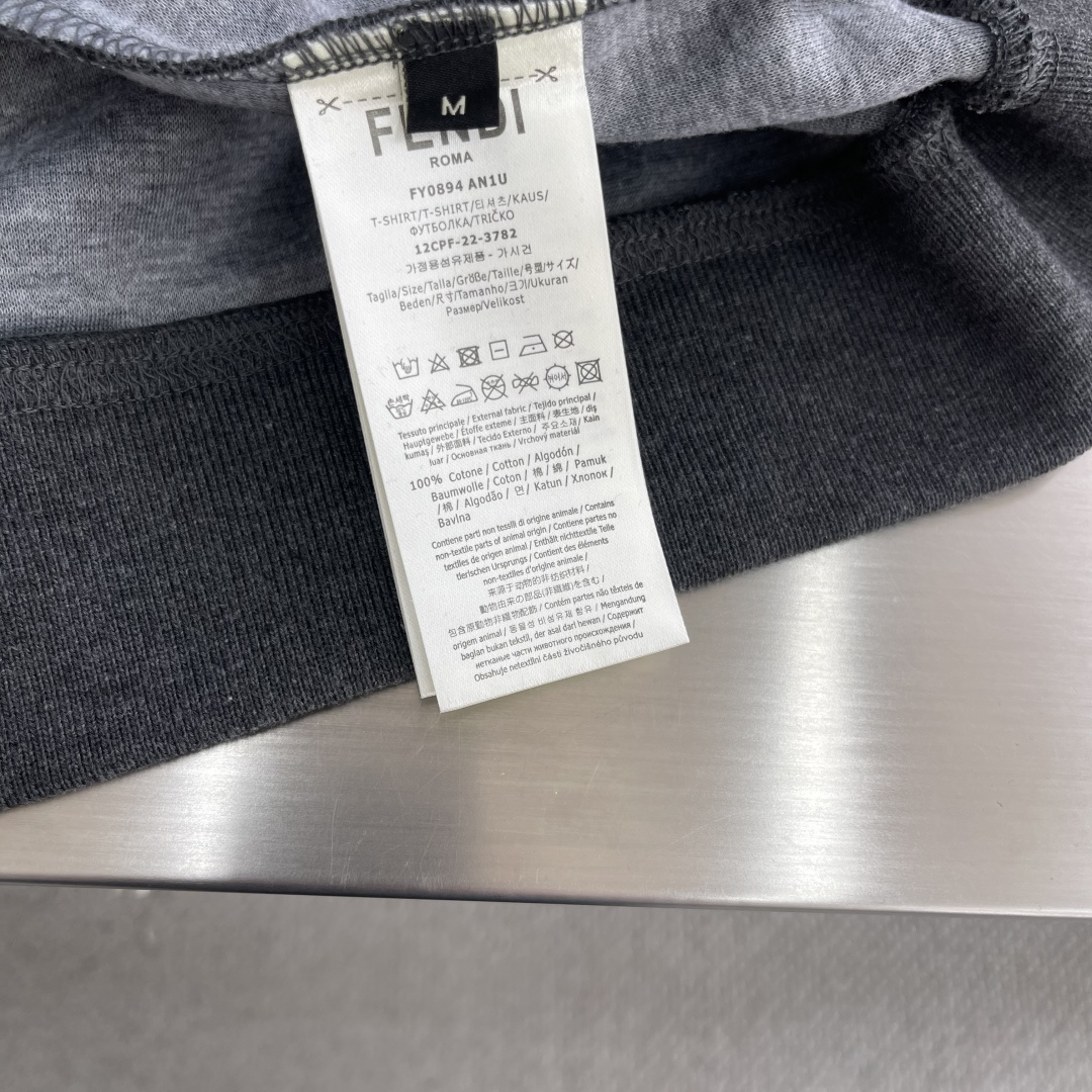 -FEND FF刺绣兜帽卫衣定制双层奢柔空气棉 触感柔软 舒适贴肤 身以深邃的深灰色铺陈 恰到好处的沉稳