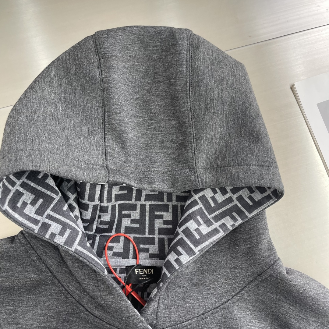 -FEND FF刺绣兜帽卫衣定制双层奢柔空气棉 触感柔软 舒适贴肤 身以深邃的深灰色铺陈 恰到好处的沉稳