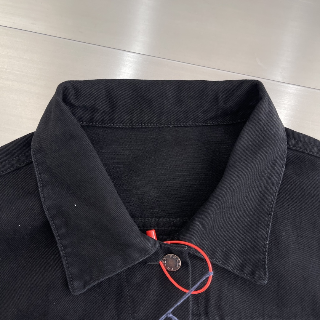 -PRAD 徽标牛仔夹克定制臻绒高密幻影斜纹缎 触感细腻 舒适贴肤 以水洗单宁为画布 散发复古魅力 标志