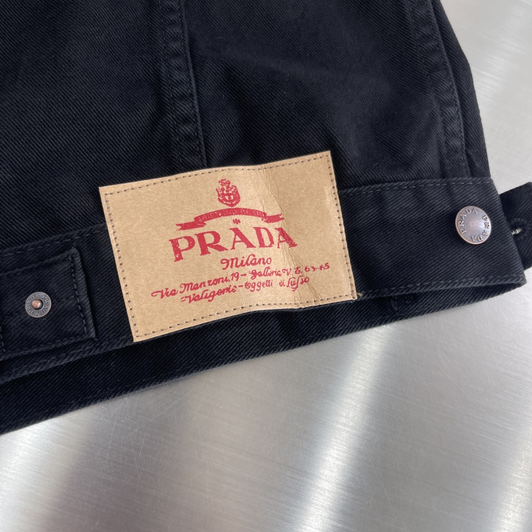 -PRAD 徽标牛仔夹克定制臻绒高密幻影斜纹缎 触感细腻 舒适贴肤 以水洗单宁为画布 散发复古魅力 标志