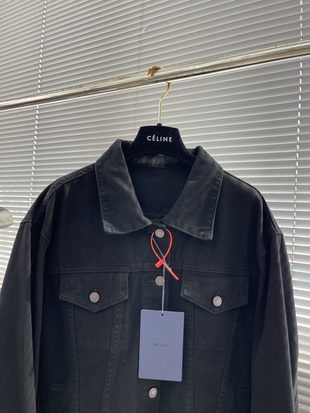 -PRAD 徽标牛仔夹克定制臻绒高密幻影斜纹缎 触感细腻 舒适贴肤 以水洗单宁为画布 散发复古魅力 标志