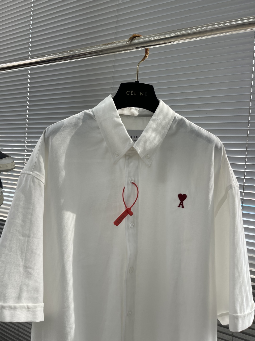 Ami Paris Box Shirt: Luxurious, Elegant, and Comfortable with High-Quality Embroidery - 图片 2