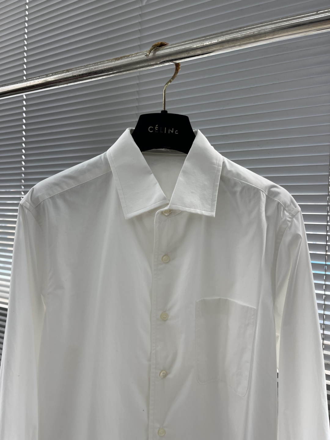 -Loro Piana 26SS新款衬衫这款衬衣采用100%纯棉面料制作而成，珍珠贝壳纽扣开合，袖口设有